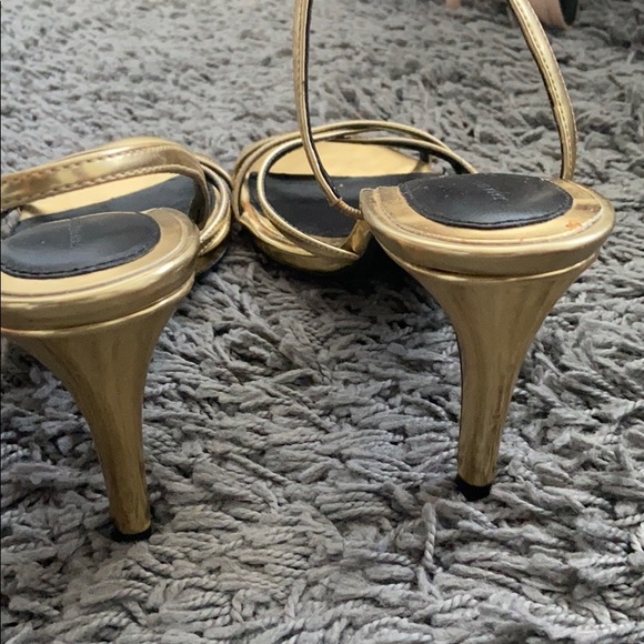 Golden stilettos - Picture 2 of 2